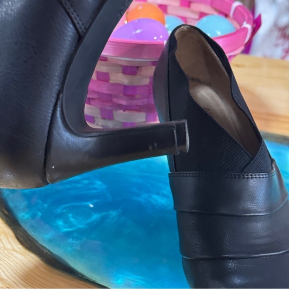 Black Life Stride Leather Heels with Rounded Toe - Picture 4 of 6